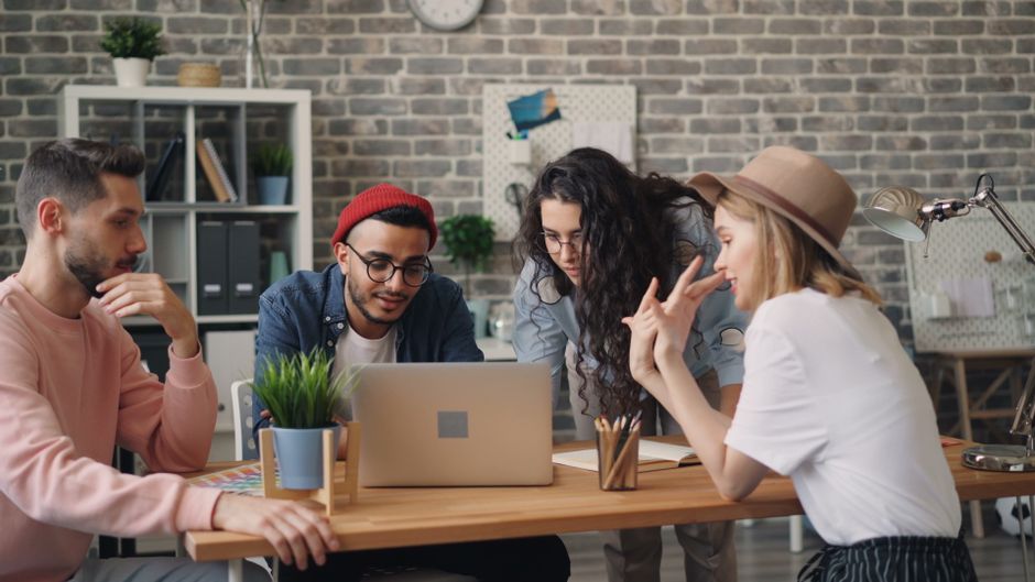 Moderne Bürolandschaft mit digitalen Schnittstellen und Teamarbeit