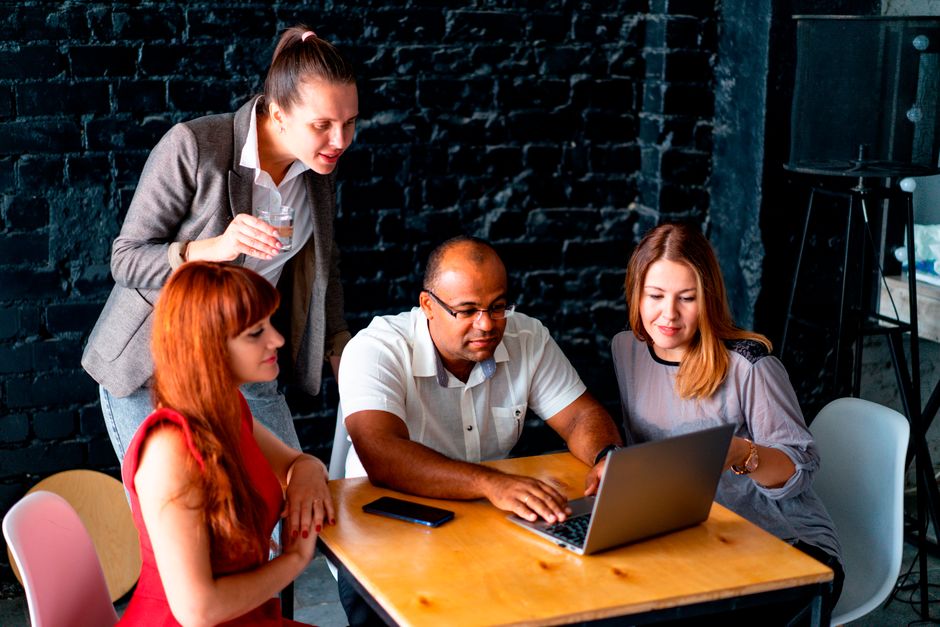 Mitarbeiter analysieren digitale Prozesse im Büro