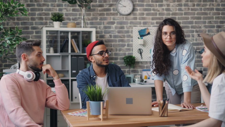 Vernetzte Geräte und Datenströme in der Industrie